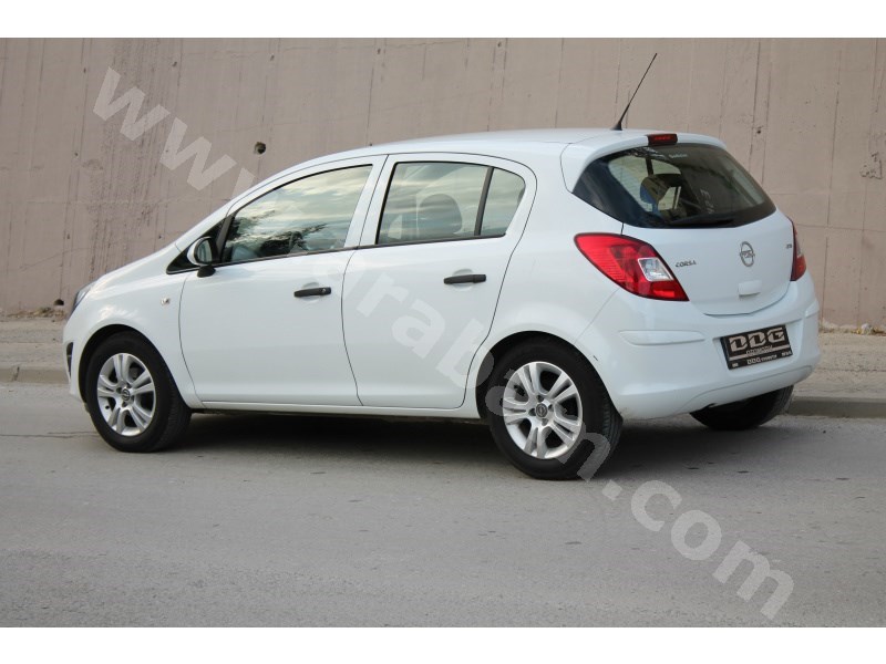 Beyaz renk Opel Corsa resimleri