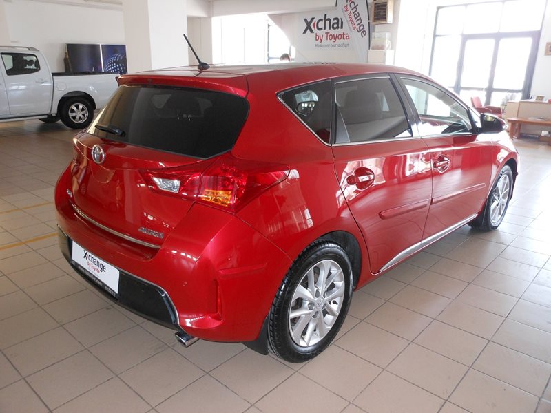 Kırmızı renk Toyota Auris resimleri