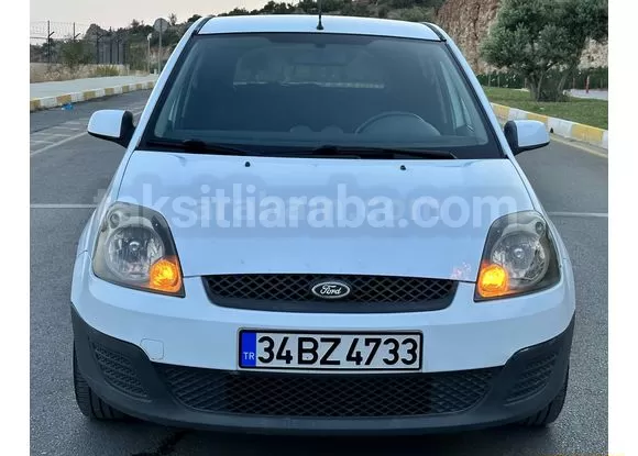 Beyaz Ford Fiesta